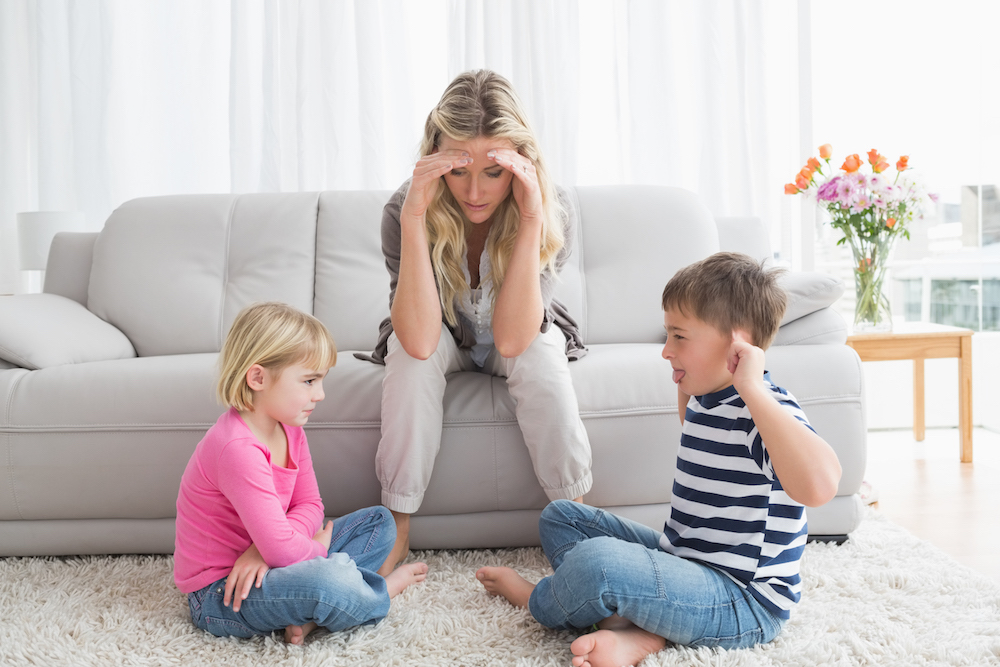 7 greșeli pe care să NU le faci  dacă vrei să crești un copil cooperant și care se descurcă singur