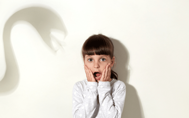 3 Pași ca al tău copil să-și depășească fricile, fără să-l forțezi să le confrunte când nu e pregătit